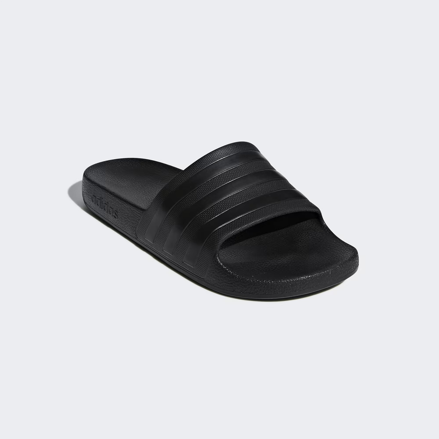 Personnalisez et commandez votre claquette Adidas 'Adilette' sur ObjetRama, le spécialiste des goodies personnalisés et cadeaux d'affaires.
