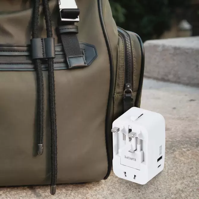 ADAPTATEUR DE VOYAGE PERSONNALISABLE USB 'TRAVLY'