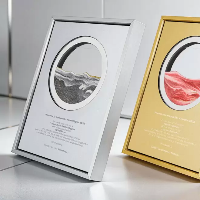 TROPHEE AVEC SABLE MOUVANT PERSONNALISE 'CLEOPATRE'