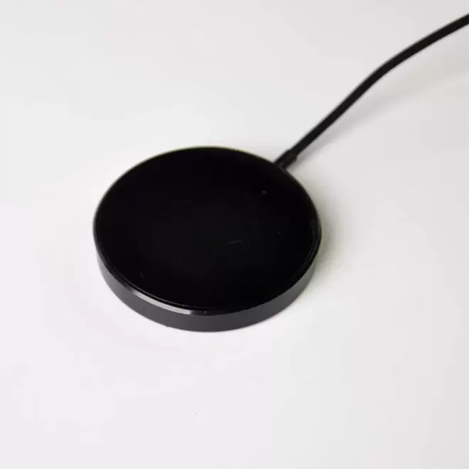 CHARGEUR INDUCTION MAGNETIQUE PERSONNALISABLE 'THYKA'