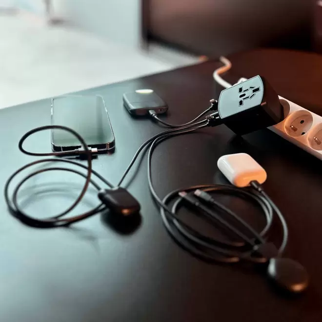  ADAPTATEUR DE VOYAGE PERSONNALISABLE 'TRIPPER'