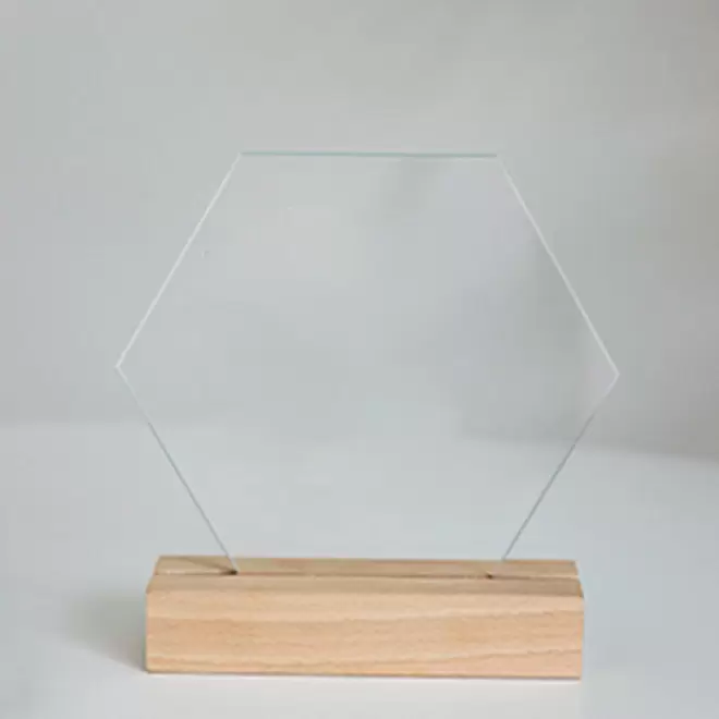 TROPHEE ACRYLIQUE ET BOIS PERSONNALISABLE 'UKITA WOOD' - hexagone