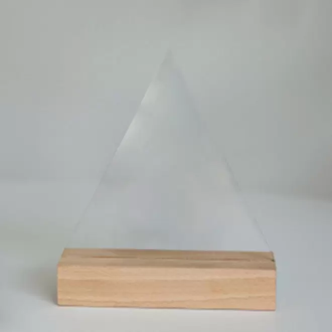 TROPHEE ACRYLIQUE ET BOIS PERSONNALISABLE 'UKITA WOOD' - triangle