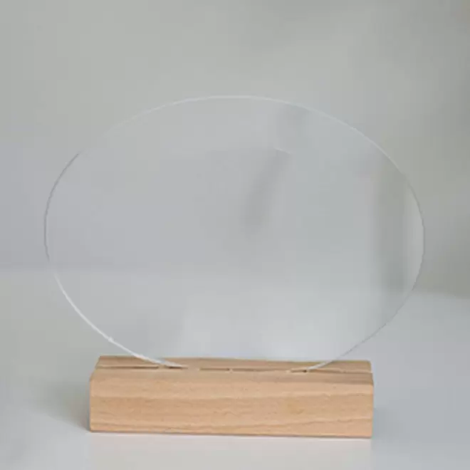 TROPHEE ACRYLIQUE ET BOIS PERSONNALISABLE 'UKITA WOOD' - ovale couché