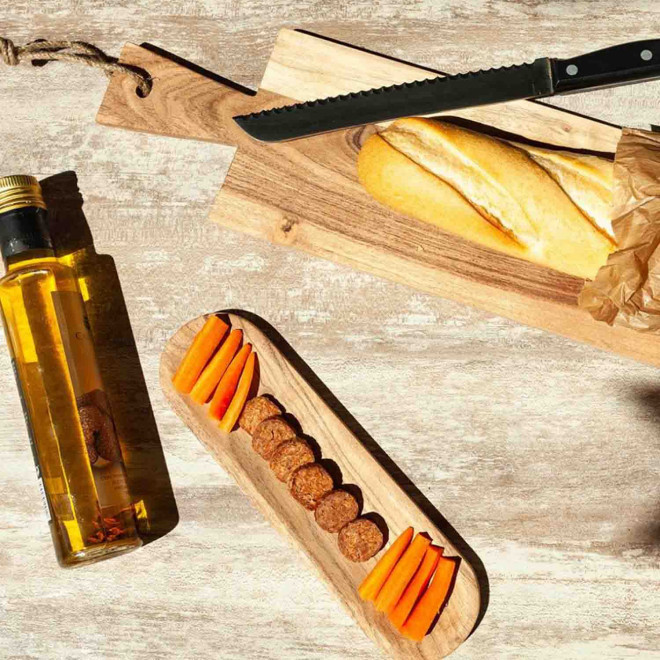 PLANCHE A DECOUPER ACACIA LONGUE PERSONNALISABLE 'JOSTI'