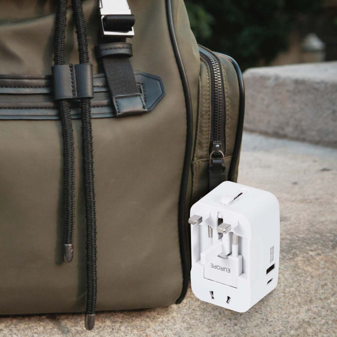 ADAPTATEUR DE VOYAGE PERSONNALISABLE USB 'TRAVLY'