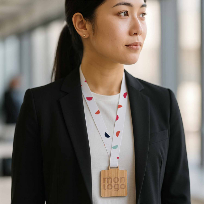 MEDAILLE EN BAMBOU PERSONNALISEE 'BERCA CARRE'