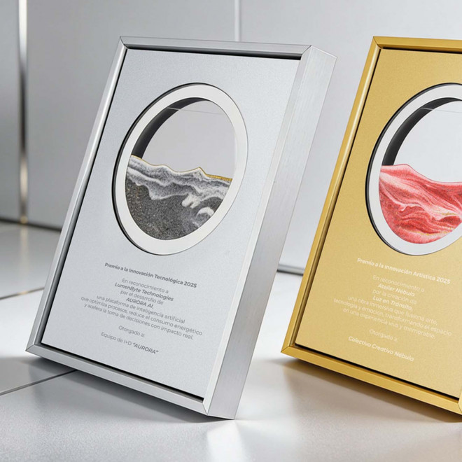 TROPHEE AVEC SABLE MOUVANT PERSONNALISE 'CLEOPATRE'