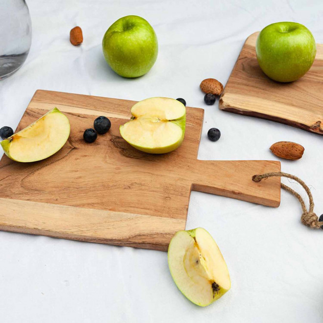 PLANCHE EN ACACIA PERSONNALISABLE 'ALICIA CARRE'