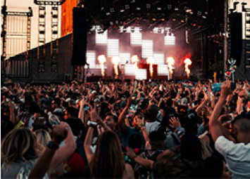 Comment les objets personnalisés transforment les festivals : l'histoire de Lucas.