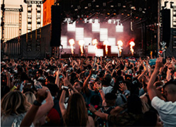 Comment les objets personnalisés transforment les festivals : l'histoire de Lucas.