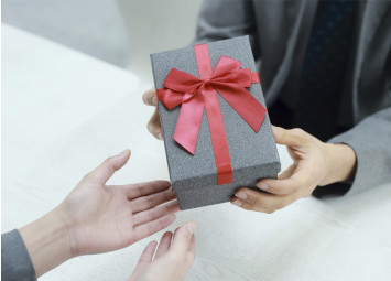 5 bonnes idées pour un cadeau d’entreprise pas cher réussi !